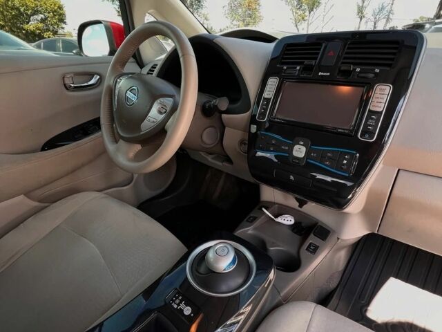 Красный Ниссан Лиф, объемом двигателя 0 л и пробегом 105 тыс. км за 6800 $, фото 12 на Automoto.ua