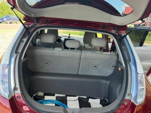 Красный Ниссан Лиф, объемом двигателя 0 л и пробегом 140 тыс. км за 5100 $, фото 6 на Automoto.ua