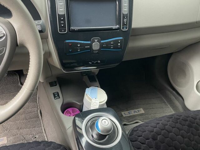 Красный Ниссан Лиф, объемом двигателя 0 л и пробегом 161 тыс. км за 4700 $, фото 5 на Automoto.ua