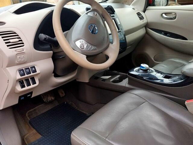 Красный Ниссан Лиф, объемом двигателя 0 л и пробегом 174 тыс. км за 4200 $, фото 2 на Automoto.ua