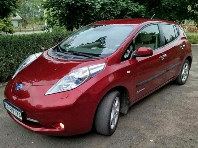 Красный Ниссан Лиф, объемом двигателя 0 л и пробегом 93 тыс. км за 5400 $, фото 1 на Automoto.ua