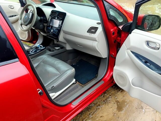 Красный Ниссан Лиф, объемом двигателя 0 л и пробегом 174 тыс. км за 4200 $, фото 3 на Automoto.ua