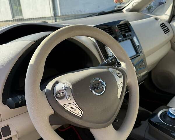 Червоний Ніссан Ліф, об'ємом двигуна 0 л та пробігом 126 тис. км за 5700 $, фото 3 на Automoto.ua