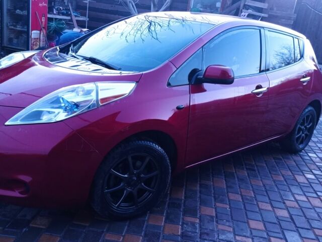 Красный Ниссан Лиф, объемом двигателя 0 л и пробегом 235 тыс. км за 5150 $, фото 2 на Automoto.ua