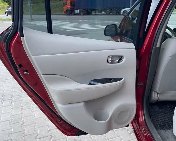 Красный Ниссан Лиф, объемом двигателя 0 л и пробегом 133 тыс. км за 6200 $, фото 7 на Automoto.ua