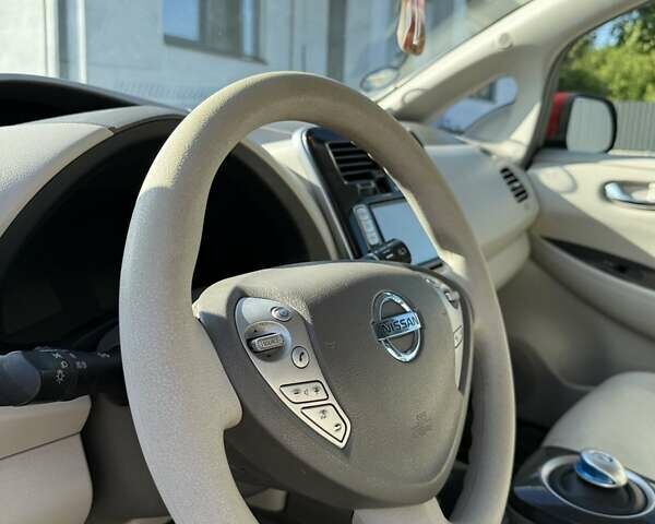 Червоний Ніссан Ліф, об'ємом двигуна 0 л та пробігом 126 тис. км за 5700 $, фото 5 на Automoto.ua