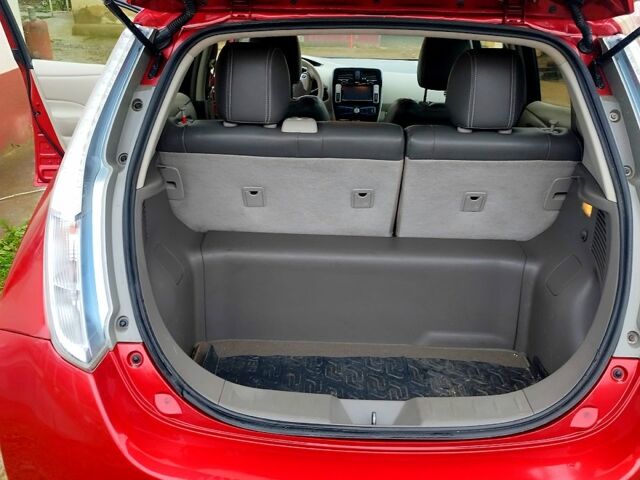 Красный Ниссан Лиф, объемом двигателя 0 л и пробегом 174 тыс. км за 4200 $, фото 5 на Automoto.ua