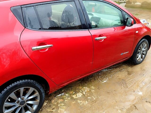 Красный Ниссан Лиф, объемом двигателя 0 л и пробегом 174 тыс. км за 4200 $, фото 6 на Automoto.ua