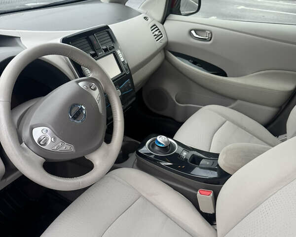 Красный Ниссан Лиф, объемом двигателя 0 л и пробегом 165 тыс. км за 4300 $, фото 3 на Automoto.ua