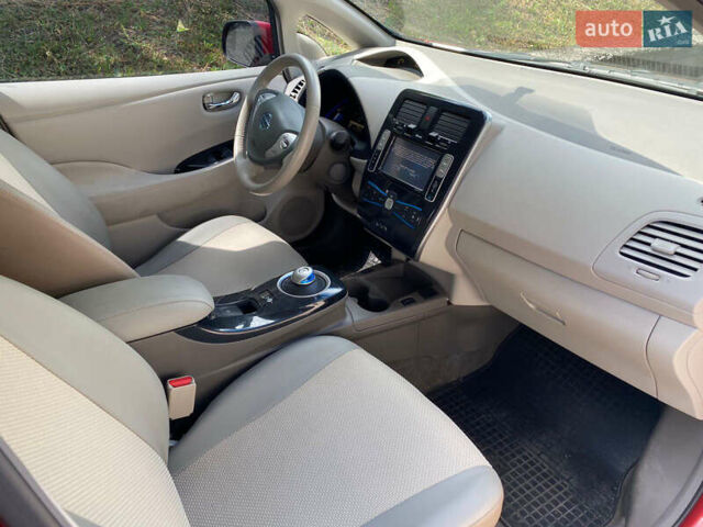 Красный Ниссан Лиф, объемом двигателя 0 л и пробегом 65 тыс. км за 5555 $, фото 2 на Automoto.ua