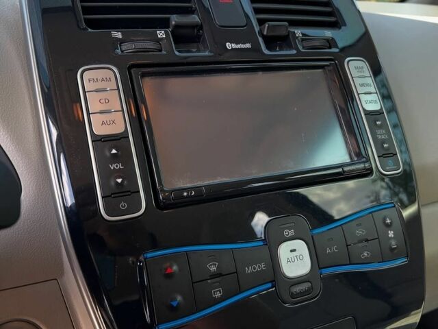 Красный Ниссан Лиф, объемом двигателя 0 л и пробегом 105 тыс. км за 6800 $, фото 11 на Automoto.ua