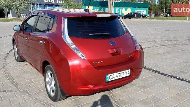 Красный Ниссан Лиф, объемом двигателя 0 л и пробегом 195 тыс. км за 8100 $, фото 18 на Automoto.ua