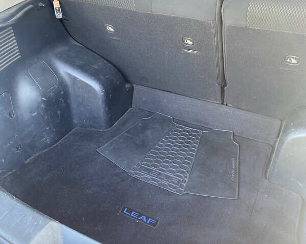 Красный Ниссан Лиф, объемом двигателя 0 л и пробегом 159 тыс. км за 5300 $, фото 8 на Automoto.ua