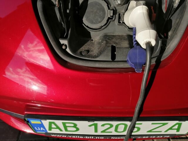 Красный Ниссан Лиф, объемом двигателя 0 л и пробегом 104 тыс. км за 7000 $, фото 4 на Automoto.ua