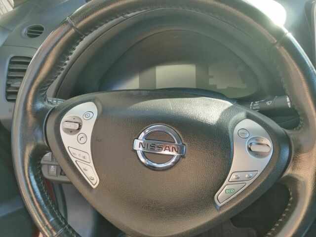 Красный Ниссан Лиф, объемом двигателя 0 л и пробегом 104 тыс. км за 7000 $, фото 7 на Automoto.ua