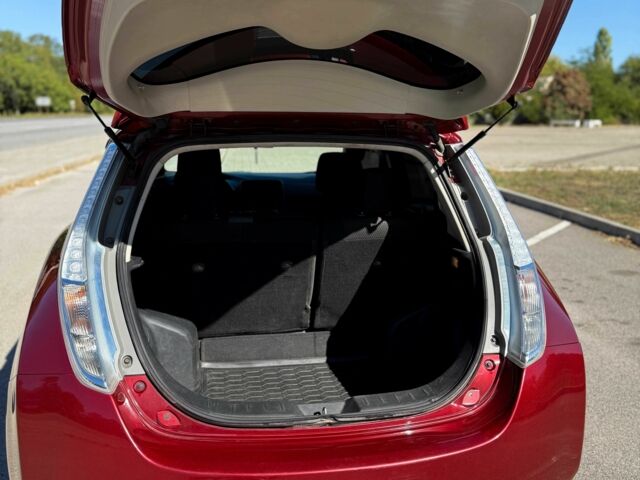 Красный Ниссан Лиф, объемом двигателя 0 л и пробегом 157 тыс. км за 6699 $, фото 4 на Automoto.ua