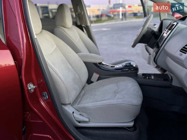 Красный Ниссан Лиф, объемом двигателя 0 л и пробегом 95 тыс. км за 5400 $, фото 7 на Automoto.ua