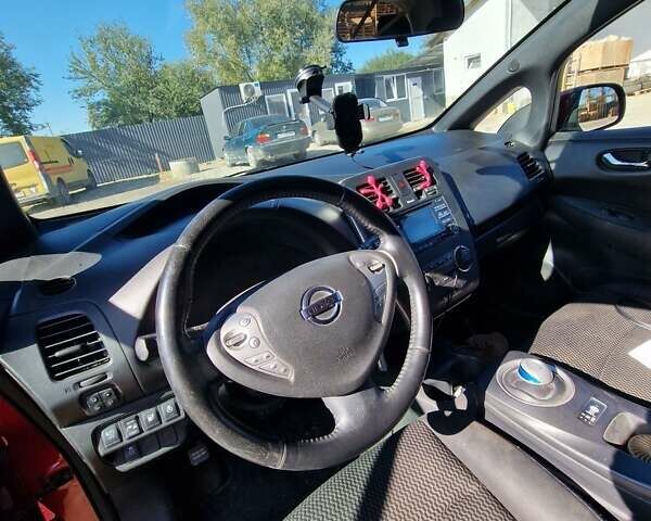 Красный Ниссан Лиф, объемом двигателя 0 л и пробегом 120 тыс. км за 6300 $, фото 2 на Automoto.ua