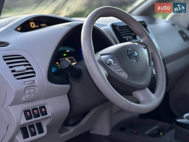 Красный Ниссан Лиф, объемом двигателя 0 л и пробегом 95 тыс. км за 5400 $, фото 32 на Automoto.ua