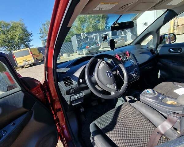 Красный Ниссан Лиф, объемом двигателя 0 л и пробегом 120 тыс. км за 6300 $, фото 5 на Automoto.ua