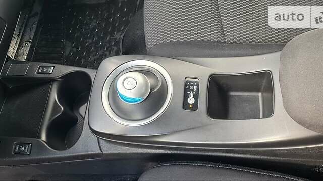 Красный Ниссан Лиф, объемом двигателя 0 л и пробегом 122 тыс. км за 4950 $, фото 7 на Automoto.ua