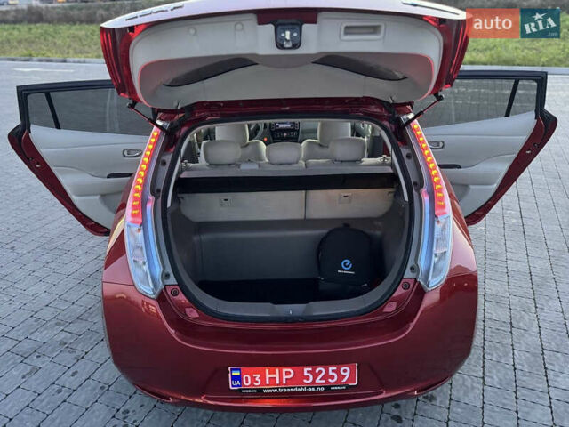 Красный Ниссан Лиф, объемом двигателя 0 л и пробегом 95 тыс. км за 5400 $, фото 49 на Automoto.ua