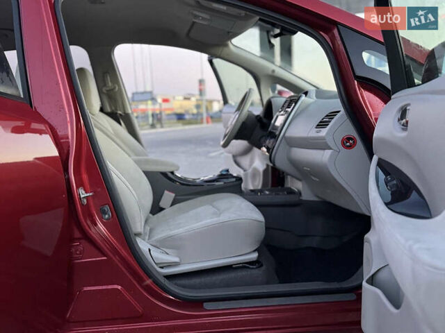 Красный Ниссан Лиф, объемом двигателя 0 л и пробегом 95 тыс. км за 5400 $, фото 26 на Automoto.ua