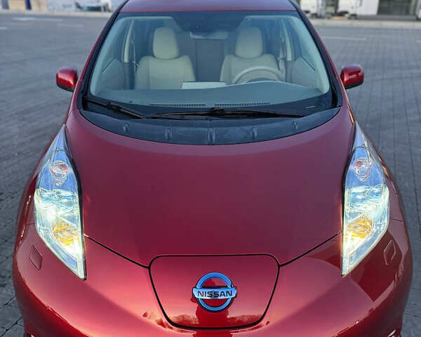 Красный Ниссан Лиф, объемом двигателя 0 л и пробегом 95 тыс. км за 5400 $, фото 4 на Automoto.ua