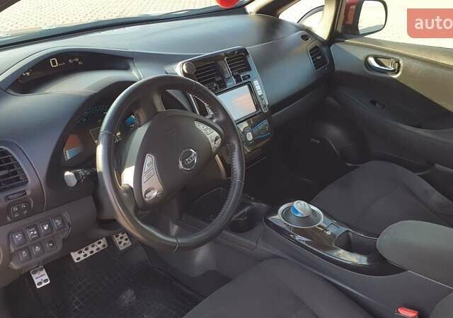 Красный Ниссан Лиф, объемом двигателя 0 л и пробегом 97 тыс. км за 8500 $, фото 6 на Automoto.ua