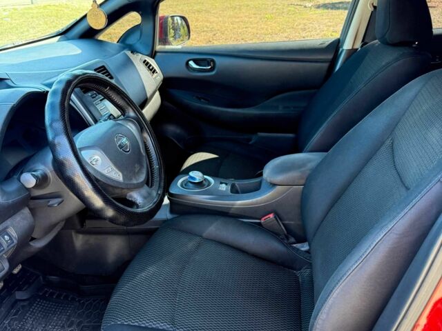 Красный Ниссан Лиф, объемом двигателя 0 л и пробегом 157 тыс. км за 6699 $, фото 5 на Automoto.ua