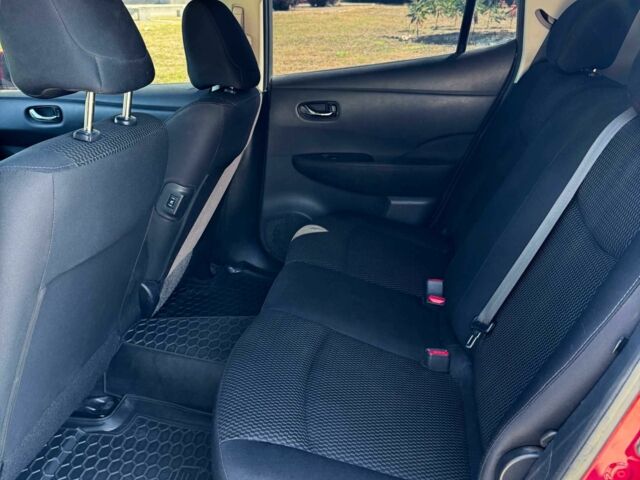 Красный Ниссан Лиф, объемом двигателя 0 л и пробегом 157 тыс. км за 6699 $, фото 6 на Automoto.ua