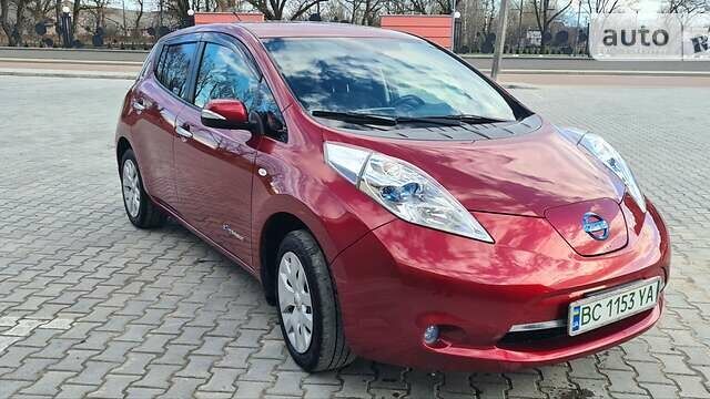 Красный Ниссан Лиф, объемом двигателя 0 л и пробегом 122 тыс. км за 4950 $, фото 2 на Automoto.ua