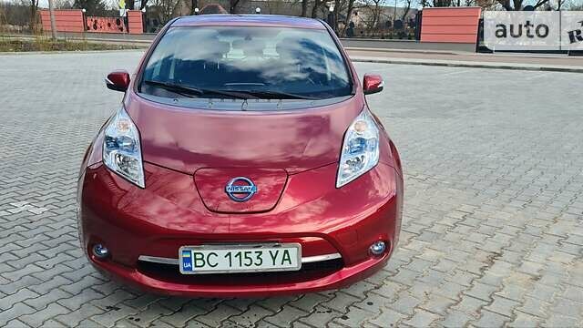 Красный Ниссан Лиф, объемом двигателя 0 л и пробегом 122 тыс. км за 4950 $, фото 3 на Automoto.ua