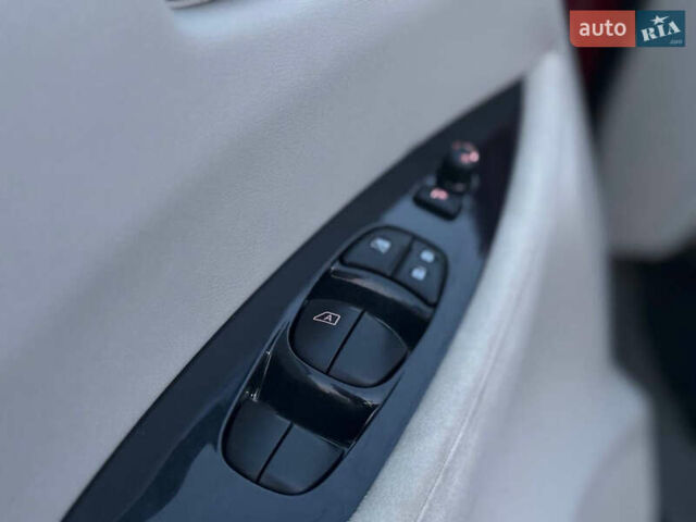 Красный Ниссан Лиф, объемом двигателя 0 л и пробегом 95 тыс. км за 5400 $, фото 27 на Automoto.ua