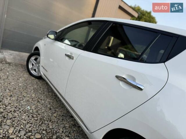 Червоний Ніссан Ліф, об'ємом двигуна 0 л та пробігом 90 тис. км за 5999 $, фото 22 на Automoto.ua