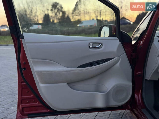 Красный Ниссан Лиф, объемом двигателя 0 л и пробегом 95 тыс. км за 5400 $, фото 10 на Automoto.ua