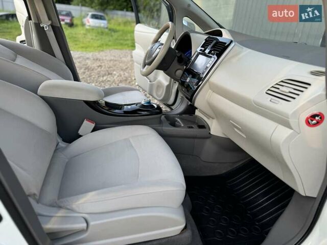 Червоний Ніссан Ліф, об'ємом двигуна 0 л та пробігом 90 тис. км за 5999 $, фото 35 на Automoto.ua