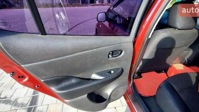 Красный Ниссан Лиф, объемом двигателя 0 л и пробегом 195 тыс. км за 8100 $, фото 2 на Automoto.ua