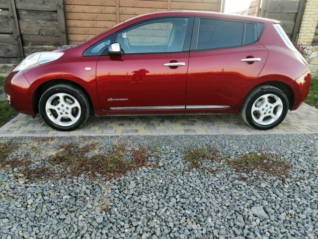 Красный Ниссан Лиф, объемом двигателя 0 л и пробегом 104 тыс. км за 7000 $, фото 2 на Automoto.ua