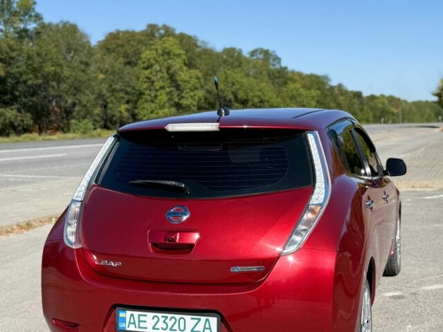 Красный Ниссан Лиф, объемом двигателя 0 л и пробегом 157 тыс. км за 6699 $, фото 2 на Automoto.ua