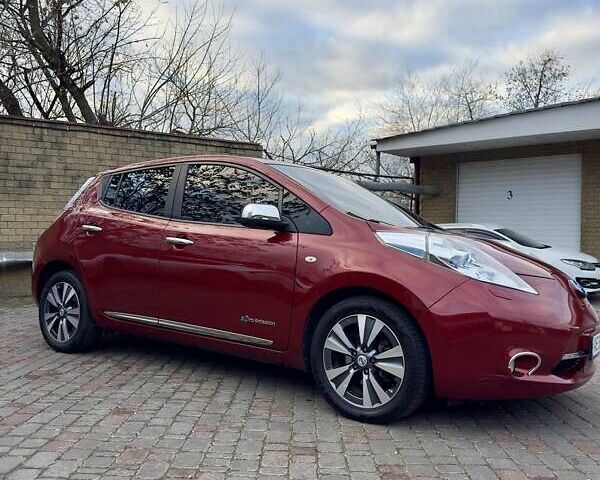 Красный Ниссан Лиф, объемом двигателя 0 л и пробегом 153 тыс. км за 7200 $, фото 3 на Automoto.ua