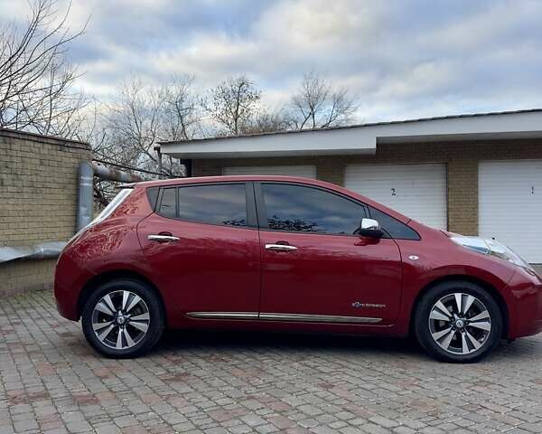 Красный Ниссан Лиф, объемом двигателя 0 л и пробегом 153 тыс. км за 7200 $, фото 4 на Automoto.ua