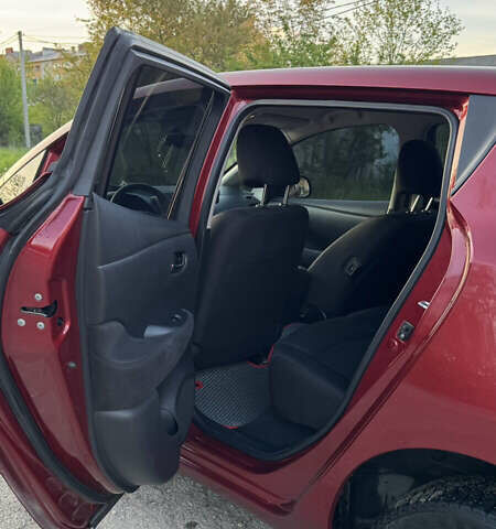 Красный Ниссан Лиф, объемом двигателя 0 л и пробегом 150 тыс. км за 7300 $, фото 4 на Automoto.ua