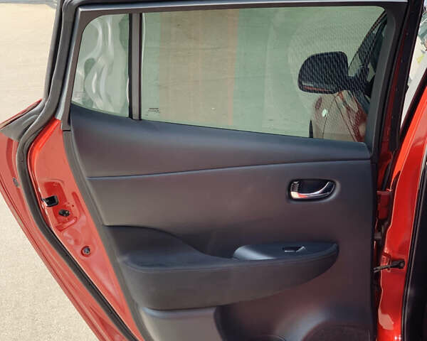 Красный Ниссан Лиф, объемом двигателя 0 л и пробегом 130 тыс. км за 8100 $, фото 14 на Automoto.ua