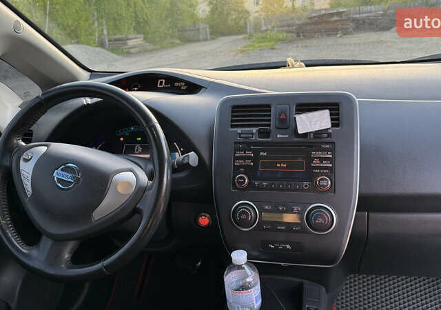 Красный Ниссан Лиф, объемом двигателя 0 л и пробегом 150 тыс. км за 7300 $, фото 6 на Automoto.ua