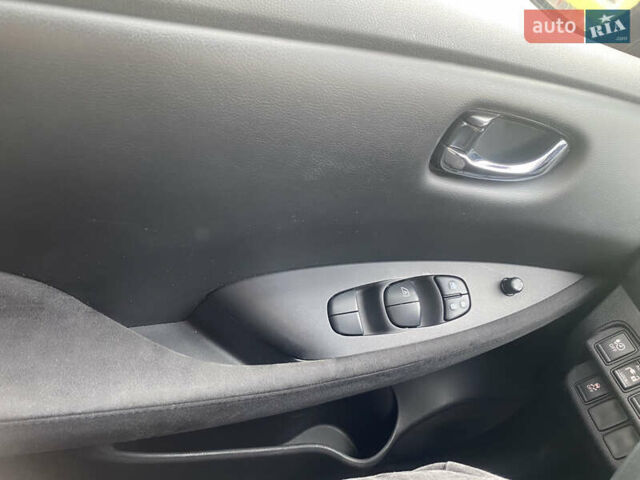 Красный Ниссан Лиф, объемом двигателя 0 л и пробегом 108 тыс. км за 5999 $, фото 23 на Automoto.ua