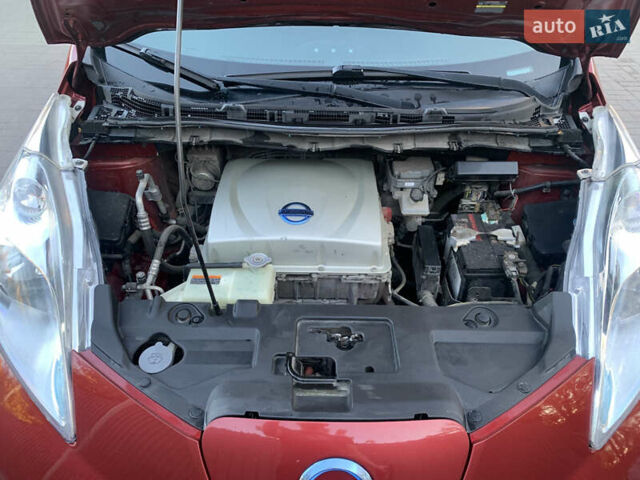 Красный Ниссан Лиф, объемом двигателя 0 л и пробегом 130 тыс. км за 8100 $, фото 21 на Automoto.ua