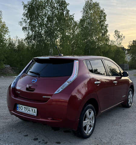 Красный Ниссан Лиф, объемом двигателя 0 л и пробегом 150 тыс. км за 7300 $, фото 2 на Automoto.ua