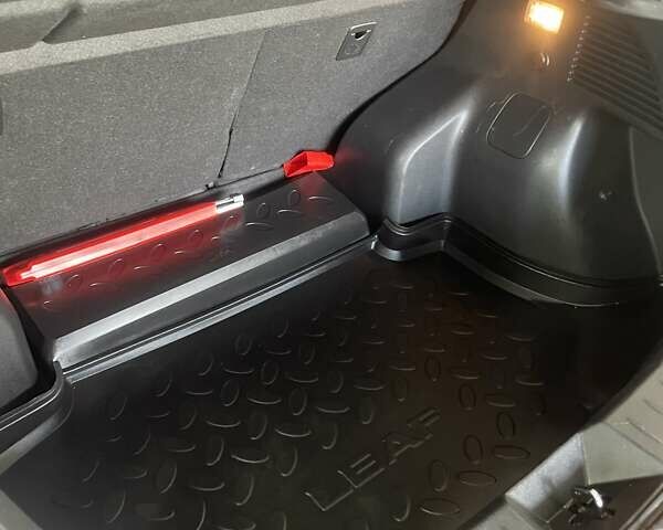 Ниссан Лиф 2014 в Виннице на Automoto.ua Красный Ниссан Лиф, объемом двигателя 0 л и пробегом 114 тыс. км за 6950 $, фото 26 на Automoto.ua