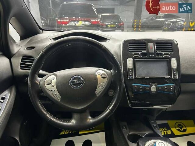 Красный Ниссан Лиф, объемом двигателя 0 л и пробегом 93 тыс. км за 7100 $, фото 14 на Automoto.ua